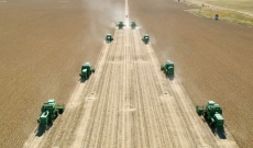 吐列毛杜农场15万亩大豆喜获丰收