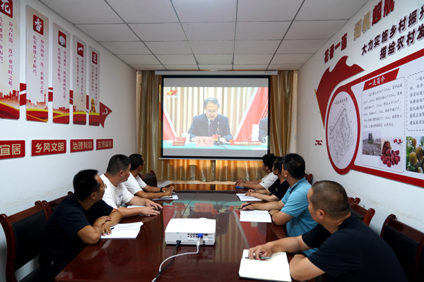 图为：十一团一连“访惠聚”工作队组织全体队员观看兵团第八次党代会新闻。