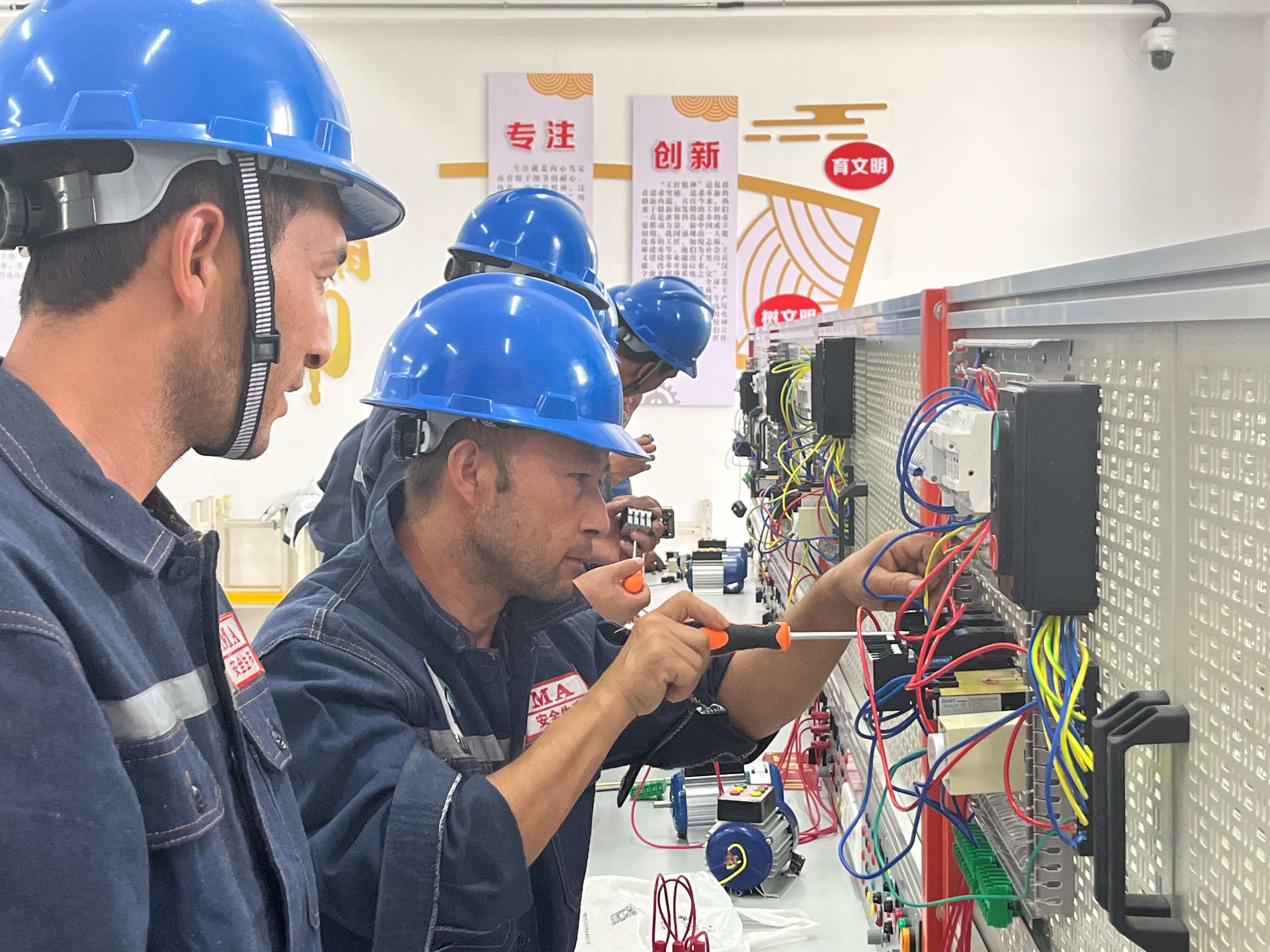 图为:参加培训的学员在温宿县技工学校低压电工实操技能培训班进行实操训练。(江凯摄) 图为:参加培训的学员在温宿县技工学校低压电工实操技能培训班进行实操训练。(江凯摄)