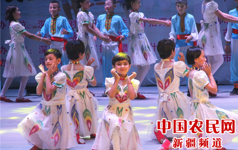 喀什200名青少年赴深圳开展“手拉手”夏令营交流活动
