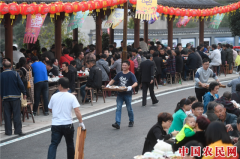 浙江桐庐：畲族“长桌宴” 款待四方客