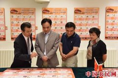 “祖国万岁”主题收藏展举办 400余枚名家题字封为祖国庆生
