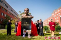 东旺归校 晋中学院为杰出校友忻东旺塑立铜像