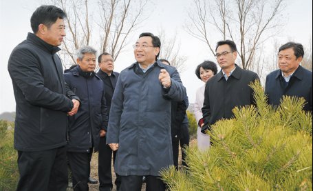 　　认真学习贯彻党的十九届四中全会精神 持续推进主题教育脱贫攻坚和生态保护