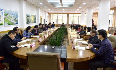 对标时代先锋 河南农大召开向刘岩松、李志勇学习座谈会