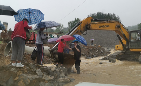 贵州正安：中考考生路遇山洪 民警安全护送