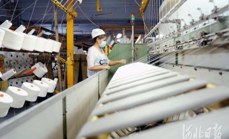 河北巨鹿：纺织企业赶制订单生产忙