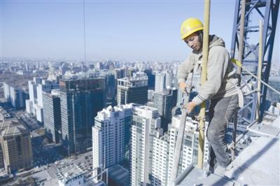 关注农民工讨薪难:变成"白条"的工钱能拿回来吗？