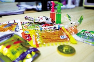 "五毛食品"入侵农村地区 "辣条群体"健康堪