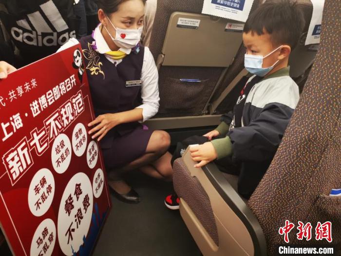 上海客运段乘务人员向旅客宣传“新七不规范”。　王闻强 摄