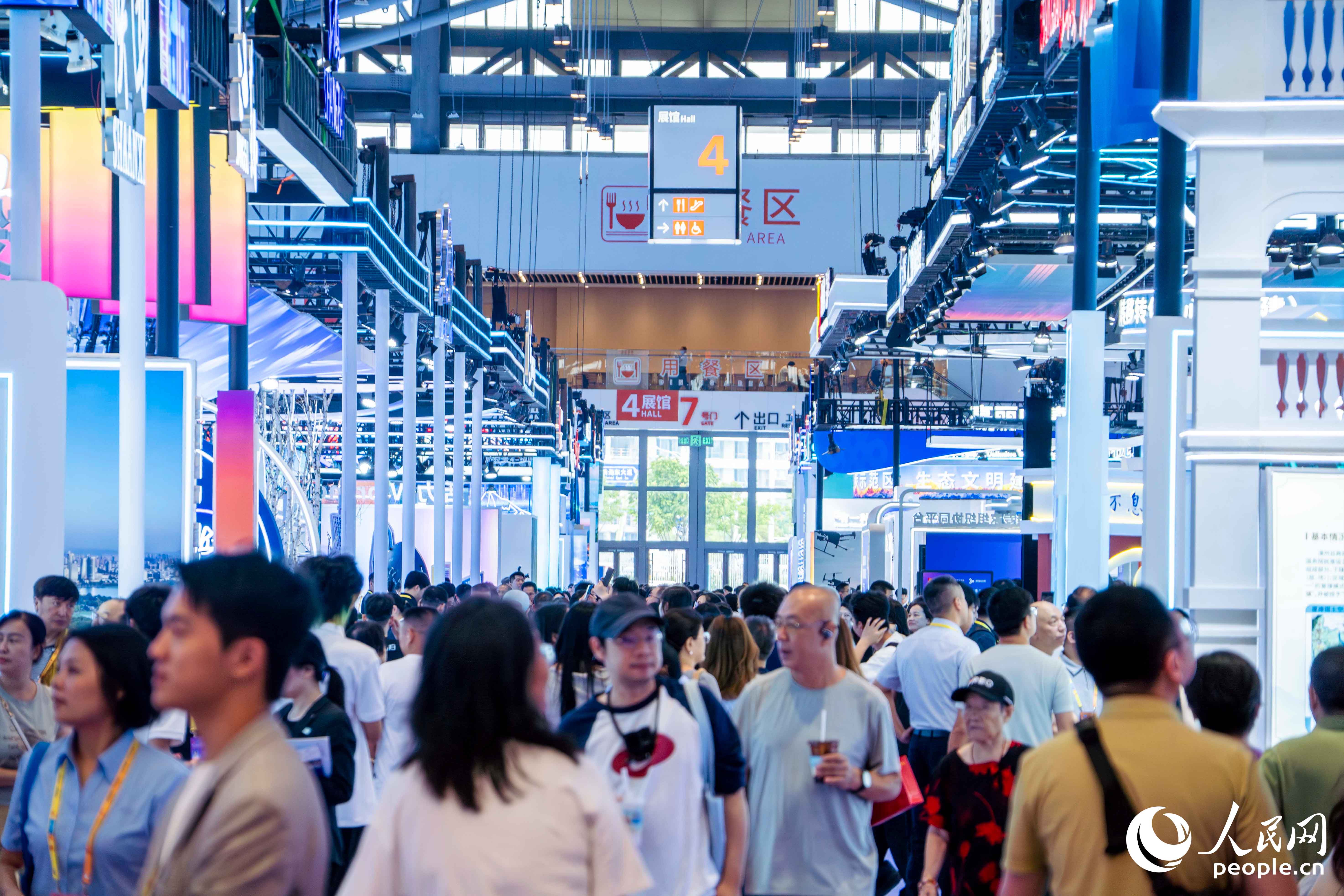 展会现场热度不减、人流涌动。人民网 林铭贤摄 展会现场热度不减、人流涌动。人民网 林铭贤摄