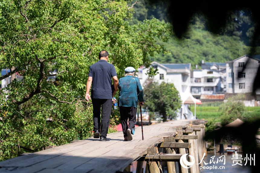 当地村民从红军桥上走过。人民网记者 涂敏摄 当地村民从红军桥上走过。人民网记者 涂敏摄