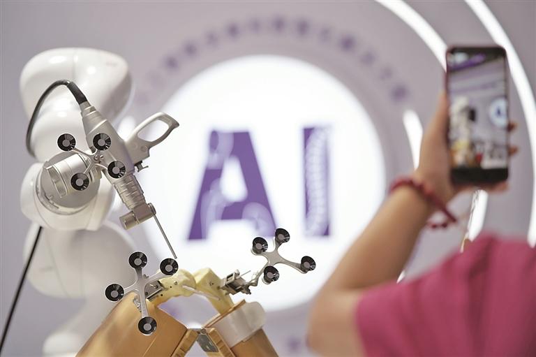 参观者在2026世界机器人大会上拍摄一款骨科手术机器人。新华社发
