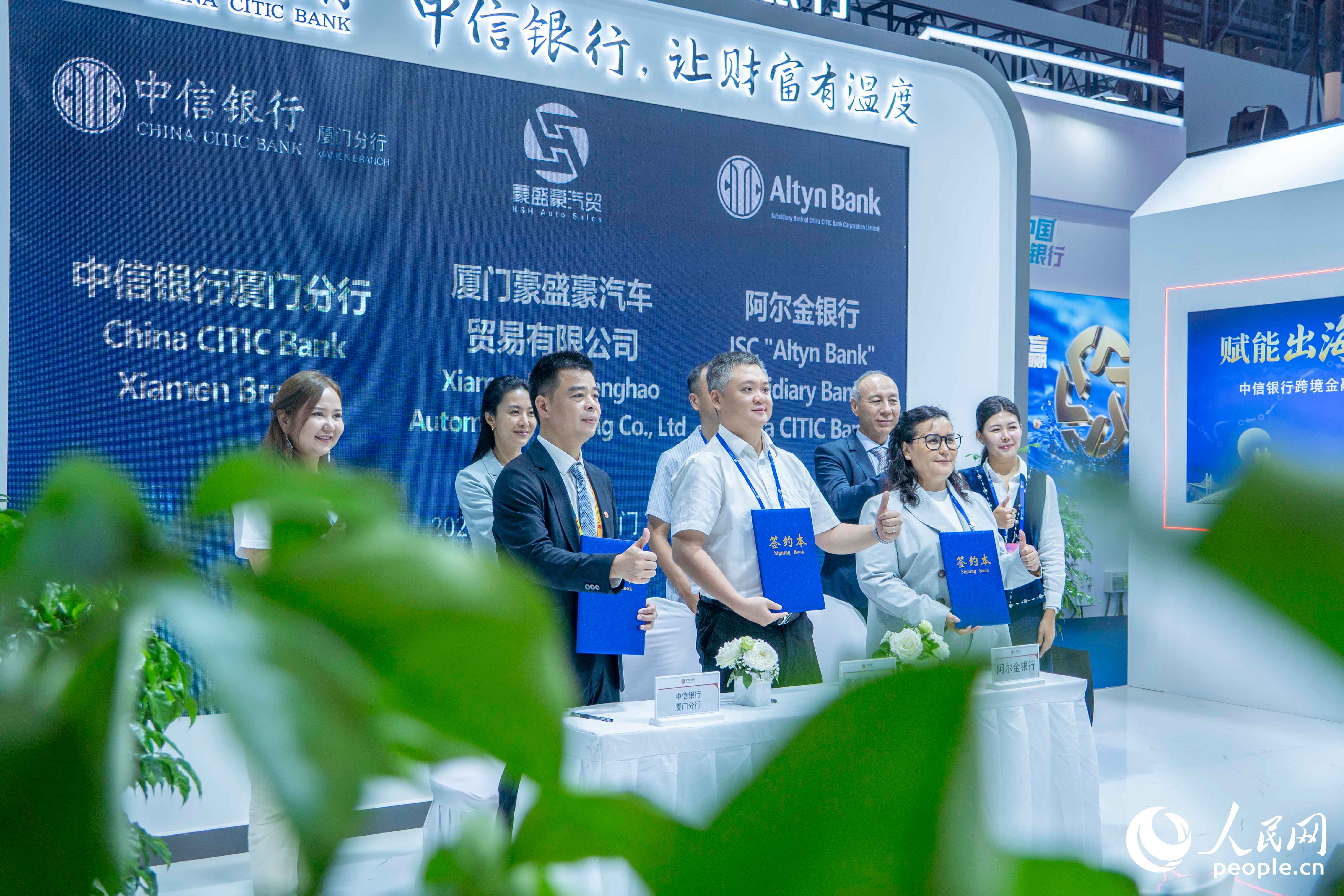 在CIPS专区,客商达成签约。人民网 林铭贤摄 在CIPS专区,客商达成签约。人民网 林铭贤摄